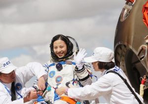 王亞平出艙照片
