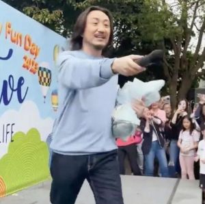 鄭中基作為家長(zhǎng)參加幼兒園活動(dòng)