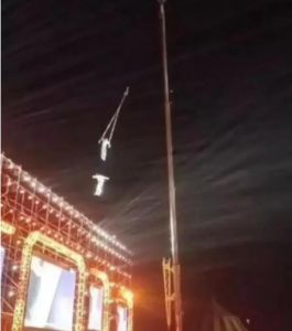 雜技女演員演出時墜亡 ，官方叫?；顒?。
